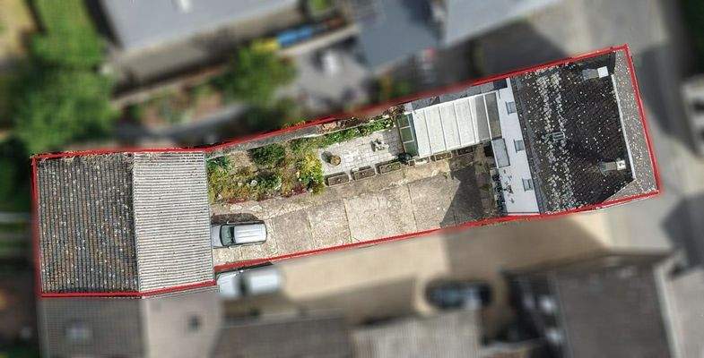 Blick auf Haus, Hof, Scheune