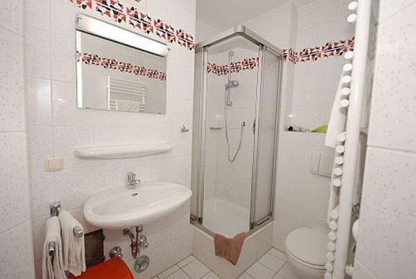 Badezimmer mit Duschkabine