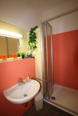 Bad mit Dusche und WC 