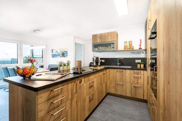 Neuwertige, offene Küche