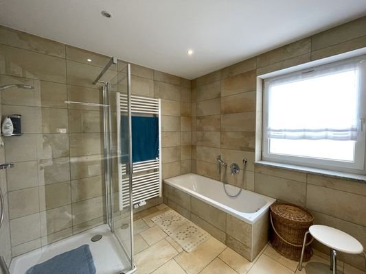 Badezimmer mit Dusche, Wanne…
