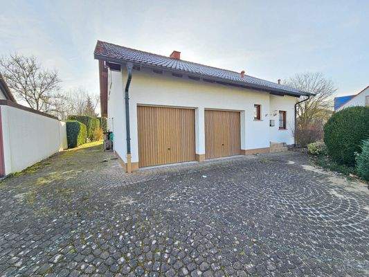 Doppelgarage und ein weiterer Außenstellplatz