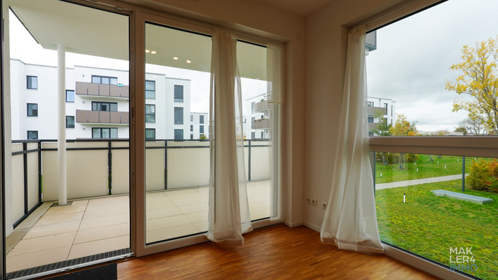 Wohn- und Essbereich mit Fensterfront