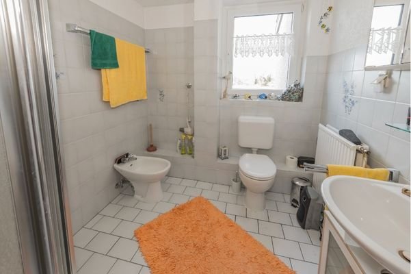 Badezimmer mit Dusche, BD, WC und Waschtisch