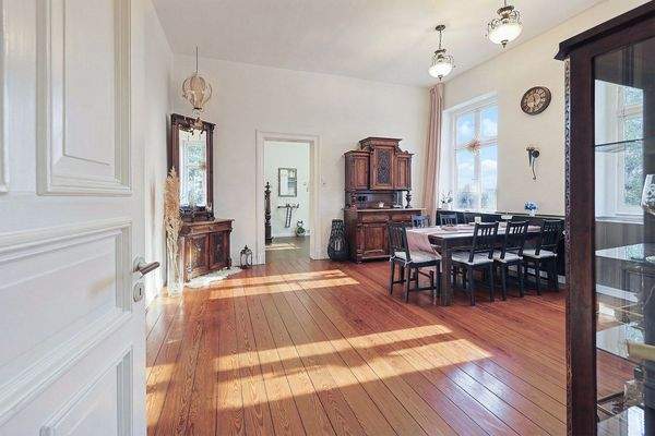 Vany heller Esszimmer Blick vom Wintergarten