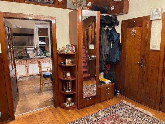 Gäste WC (rechts), vorne Küche