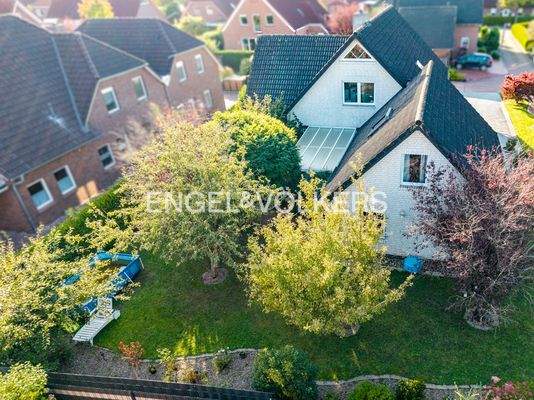 Klare Grundstücksstruktur mit gepflegtem Garten und Terrassen