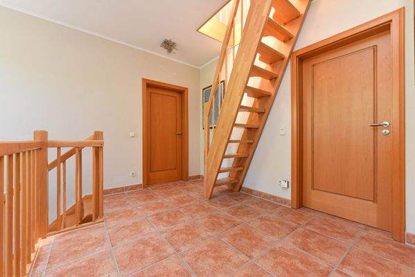 Galerie im Dachgeschoss, Raumspartreppe zum Dachboden