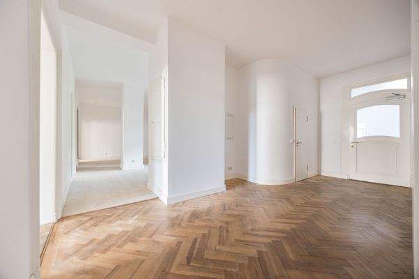 Blick in den Eingangsbereich mit Zugang zum Ess-/Küchenbereich