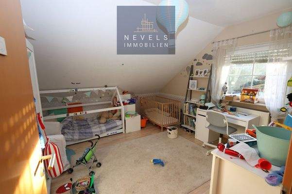 Weiteres Schlafzimmer im Dachgeschoss