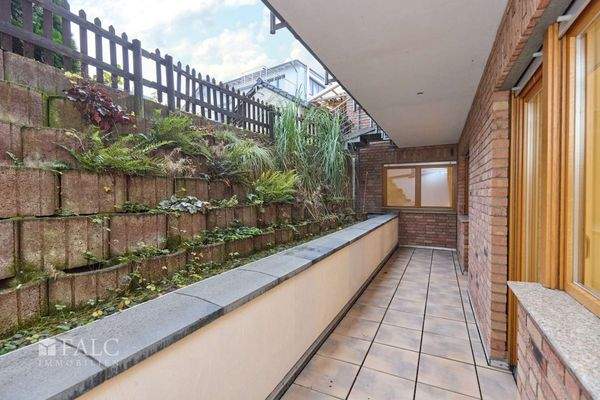 Terrasse mit bepflanzbarem Hang