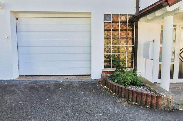 Garage mit Sektionaltor