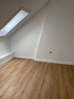 Helles Zimmer mit Dachfenster