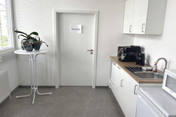 Küche mit Zugang zum Technikraum