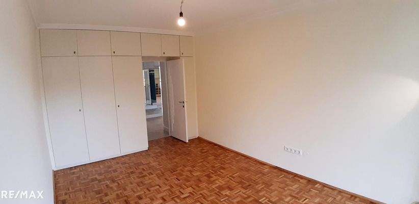 1. Etage Zimmer 1, Einbauschr.  Blick z. Vorr.