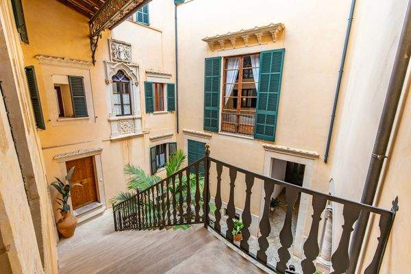 Treppenaufgang  mit Blick in den Innenhof