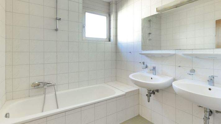 Tageslichtbad mit Wanne & Doppelwaschbecken