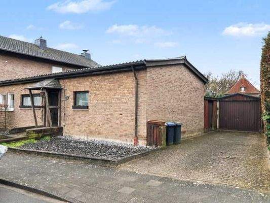 Hausansicht mit Auffahrt