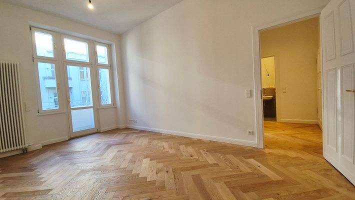 Zimmer mit Balkonzugang