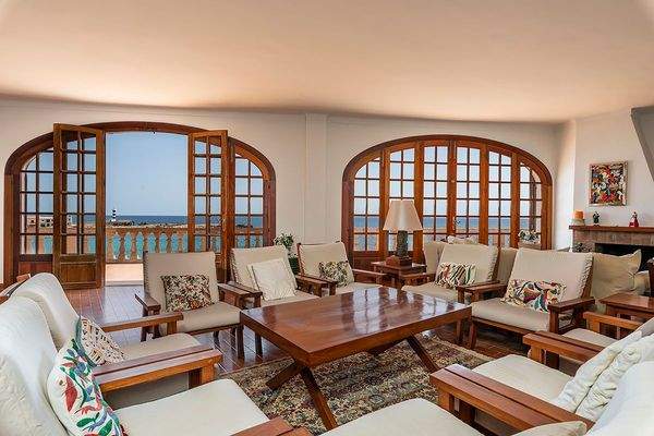 Lichtdurchfluteter Wohnbereich im zweiten Stockwerk