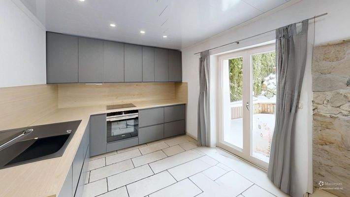 Küche mit Zugang zur Terrasse und Garten 