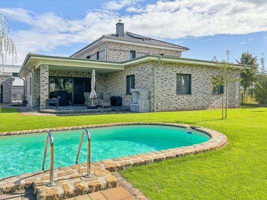 Gepflegtes Haus mit Pool