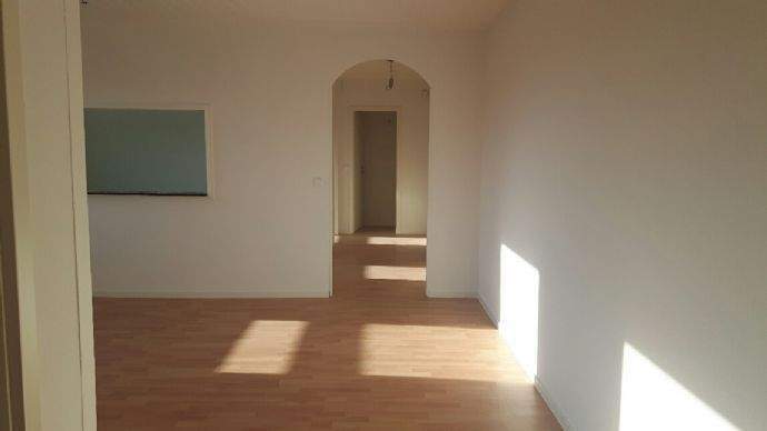 Wohn-Esszimmer mit Durchreiche und Diele