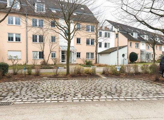 Außenansicht Haus mit Stellplatz