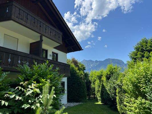 Nordansicht-Eingangsbereich und Balkon 