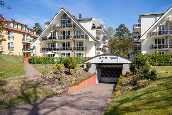 Die breite Einfahrt in die Tiefgarage 