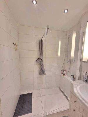 Bad mit begehbarer Dusche2.jpg