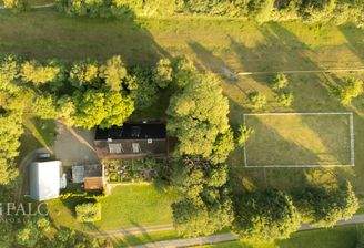 Haus und Reitplätze