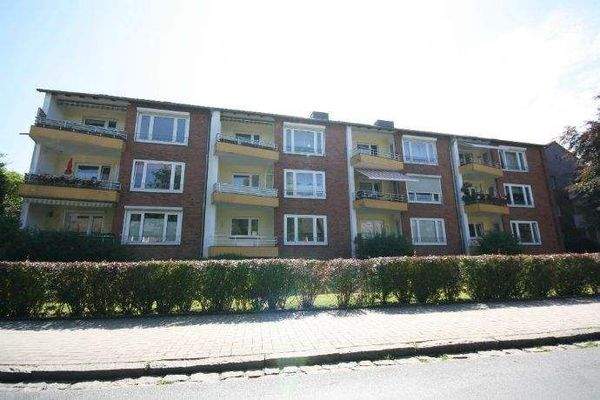 Straßenansicht des Mehrfamilienhauses