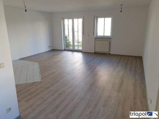 Wohnzimmer mit offener Küche