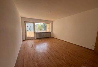 Geräumiges Wohnzimmer mit Balkon