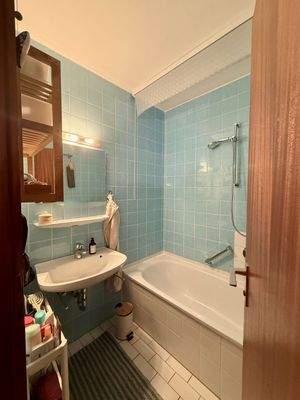 Kleines Badezimmer mit Wanne