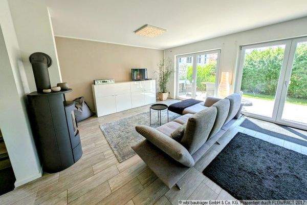 Sonnenlicht erfüllter Wohnbereich