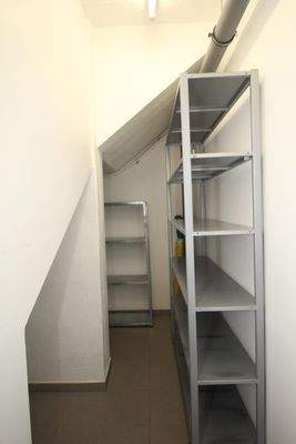 KELLERABTEIL: UNEINSEHBAR + ABSCHLIESSBAR, DIREKT AM HAUSEINGANG