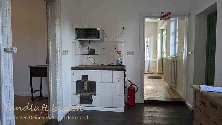 Die alte Kochmaschine im Flur des Gartenhauses, links das Schlafzimmer.jpg