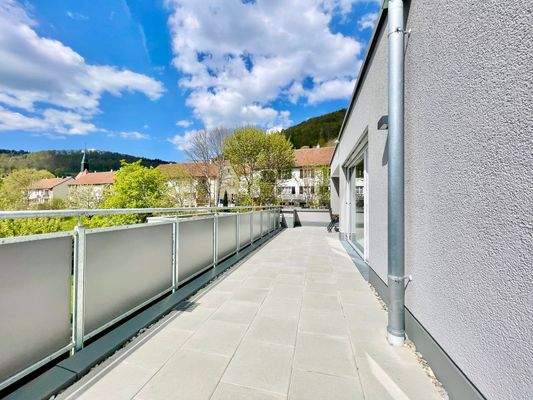 Sonniger Balkon mit überdachtem Bereich