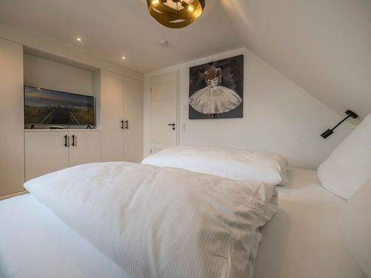 Schlafzimmer 1 mit hochwertigen Tischlereieinbauten