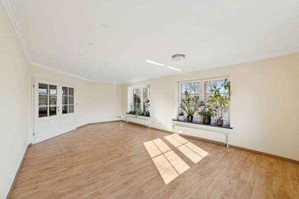 Wohnzimmer mit Flügeltüren