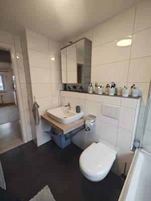 Badezimmer mit Spiegelschrank