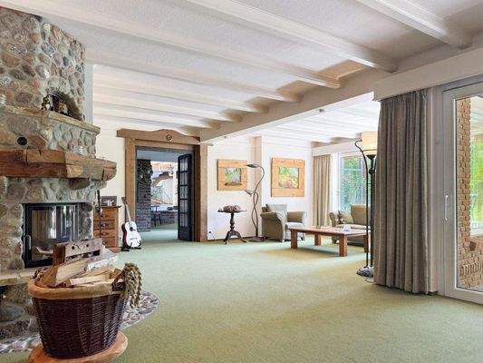 Wohnbereich mit direktem Übergang zum Indoor-Pool