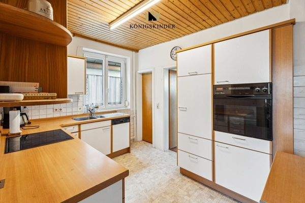 Küche mit Potenzial – funktional, hell und bereit für neue Ideen...