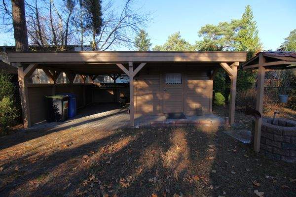Carport mit Geräteschuppen