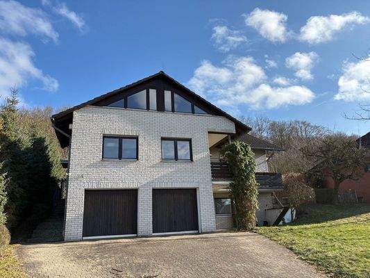 Vorderansicht mit Doppelgarage