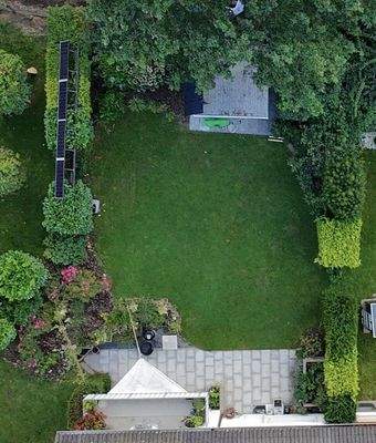 Drohnenblick auf den Garten