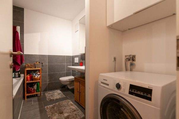 Bad mit WM-Anschluss, Dusche und Wanne