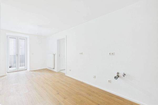 Küche mit Zugang zum Balkon